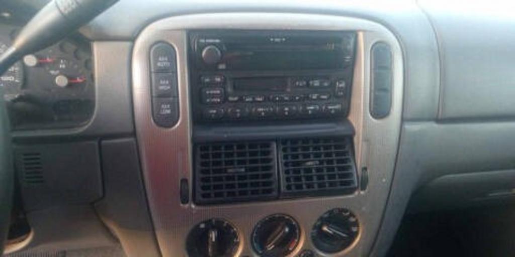 2004 Ford Explorer XLT - Photo 11