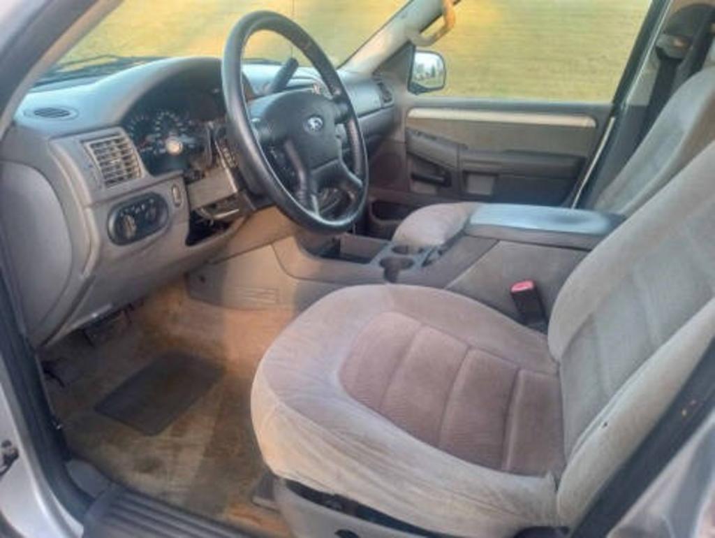 2004 Ford Explorer XLT - Photo 9