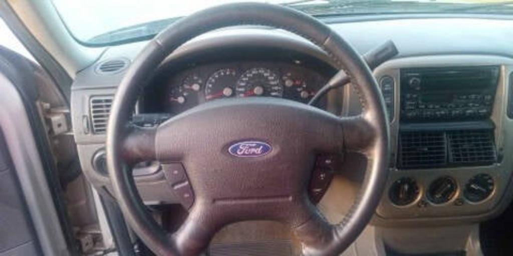 2004 Ford Explorer XLT - Photo 10